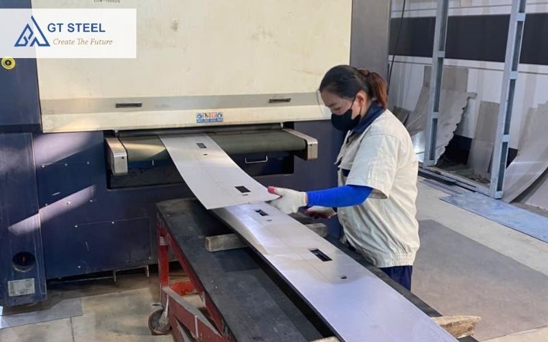 Công đoạn cắt phôi inox