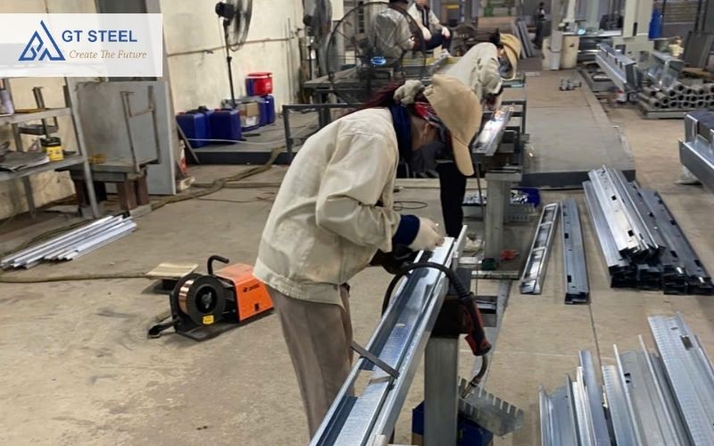 Gia công cắt chấn kim loại