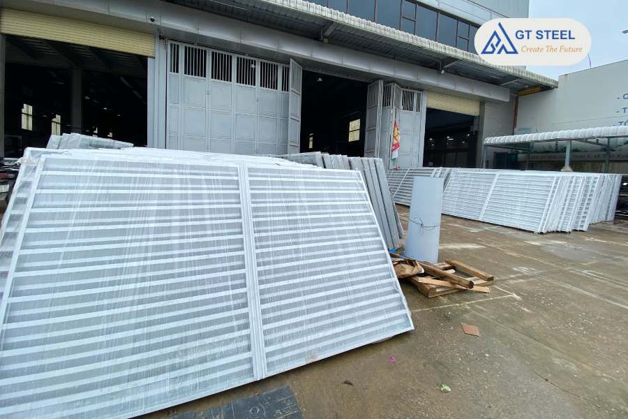 Nhiều doanh nghiệp đang chuyển hướng sang giải pháp thông minh, tiết kiệm năng lượng hơn đó chính là cửa chớp nhà máy. Cùng Gia Thái đi tìm hiểu ngay nhé.