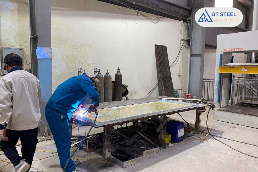 Giải Mã Chi Phí Lắp Đặt Cửa Thép Chống Cháy