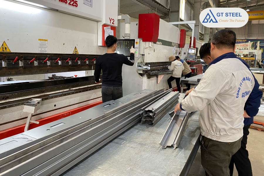 Nguyên Nhân Bề Mặt Cửa Thép Chống Cháy Bong Tróc